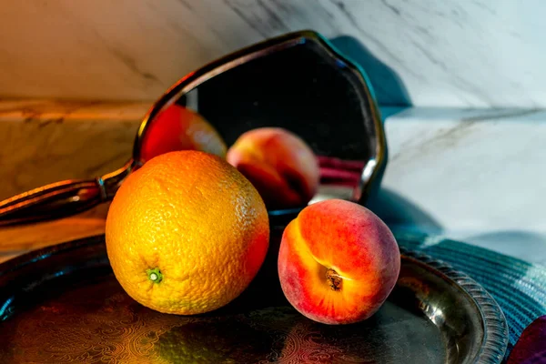 Φρούτα Ακόμα Ζωή Πορτοκαλί Και Ροδάκινο Φανταχτερό Ποτήρι Πόσιμο — Φωτογραφία Αρχείου