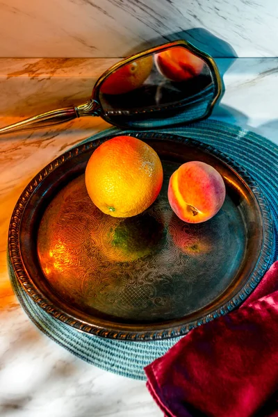 Φρούτα Ακόμα Ζωή Πορτοκαλί Και Ροδάκινο Φανταχτερό Ποτήρι Πόσιμο — Φωτογραφία Αρχείου