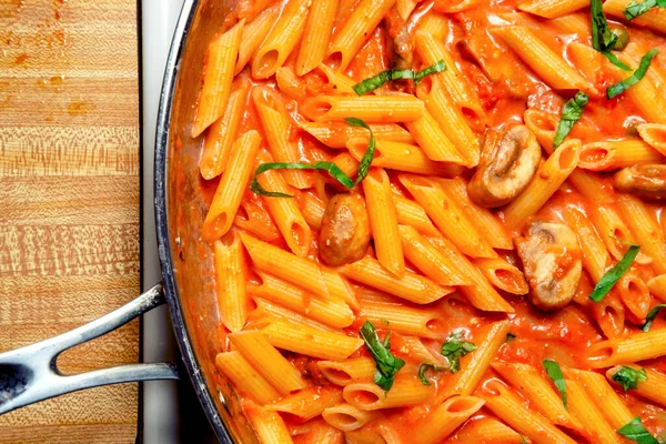 Cozinhar Penne Alla Zingara Com Molho Vodka Rosa Italiano — Fotografia de Stock