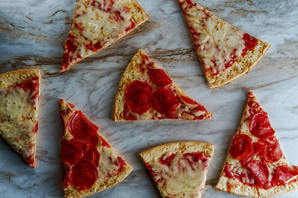 New York Stílusú Pizza Szeletek Márvány Konyhaasztalon — Stock Fotó