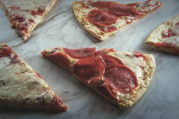 New York Stílusú Pizza Szeletek Márvány Konyhaasztalon — Stock Fotó