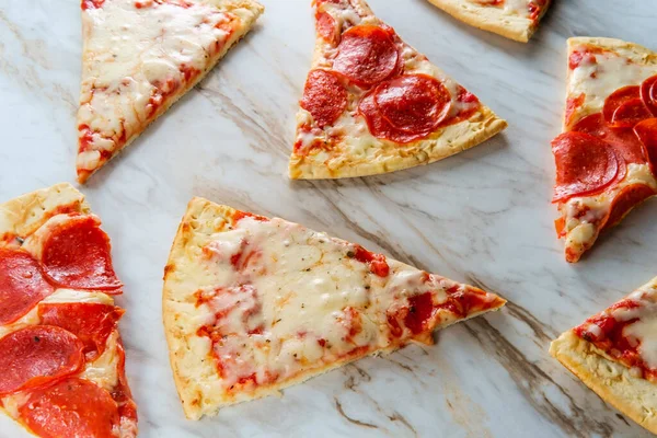 New York Stylu Pizzy Plastry Marmurowym Stole Kuchennym — Zdjęcie stockowe