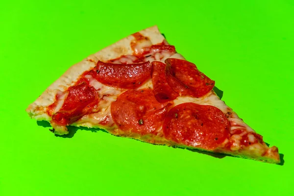 New York Stílusú Pizza Szeletek Neon Színes Háttér Lövés Kemény — Stock Fotó