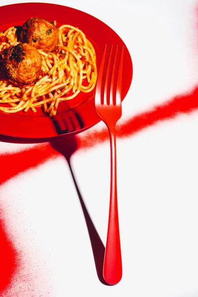 現代的なイタリアのスパゲティとミートボールのトマトソースと浮動赤フォーク — ストック写真