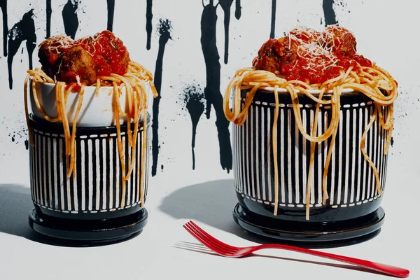 Итальянские Спагетти Фрикадельки Соусе Маринара Абстрактным Рисунком Капающей Краски — стоковое фото