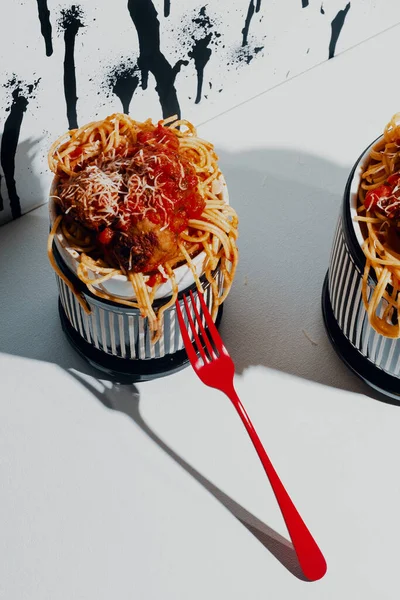 イタリアのスパゲティとミートボールのマリナラソースに抽象的なペイントドリップの背景パターン — ストック写真