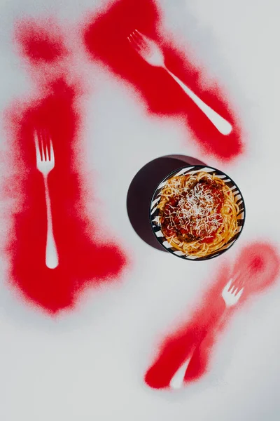 イタリアのスパゲティとミートボールのマリナラソースに抽象的なスプレーペイントフォーク — ストック写真