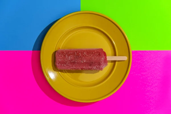 Buah Stroberi Icepop Merah Muda Dengan Gaya Neon Merah Muda — Stok Foto