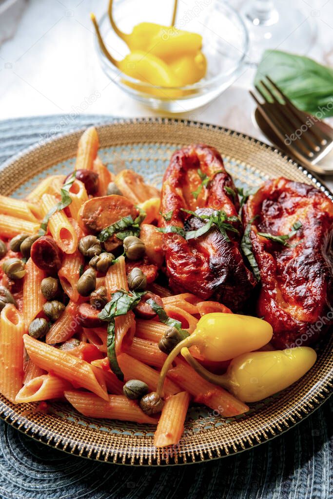 Penne allá zingara con salsa de vodka rosa italiana y queso mozzarella