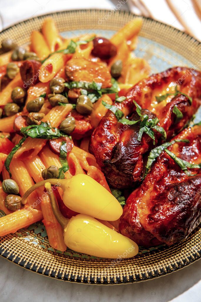 Penne allá zingara con salsa de vodka rosa italiana y queso mozzarella