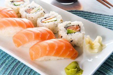 Japon Atlantik somon balığı ve nigiri karışımı zencefil ve wasabi turşusu.