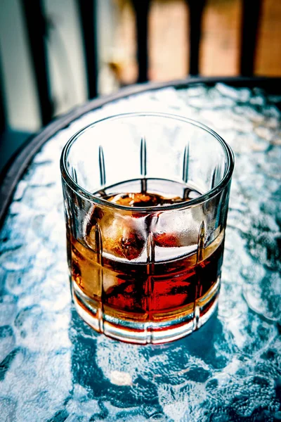 Whisky Con Ghiaccio Vetro Roccioso Sul Tavolo Vetro Esterno — Foto Stock