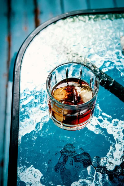 Whisky Con Hielo Vidrio Rocas Mesa Vidrio Aire Libre —  Fotos de Stock