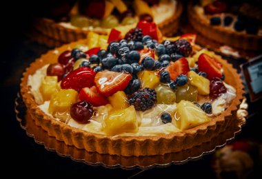 Taze meyveli tart yerel bir pastanede sergileniyor.