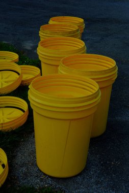 Garaj yolunun sonunda birkaç tane boş çöp kutusu var.