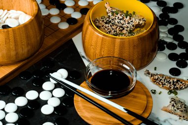 Smokin susamlı Çin mantısı yerken Go masa oyunu oynuyorum.