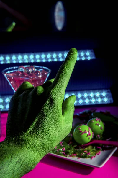 Science Fiction Zielony Cudzoziemiec Kosmosu Jedząc Obiad Luksusowym Neonowym Klubie — Zdjęcie stockowe