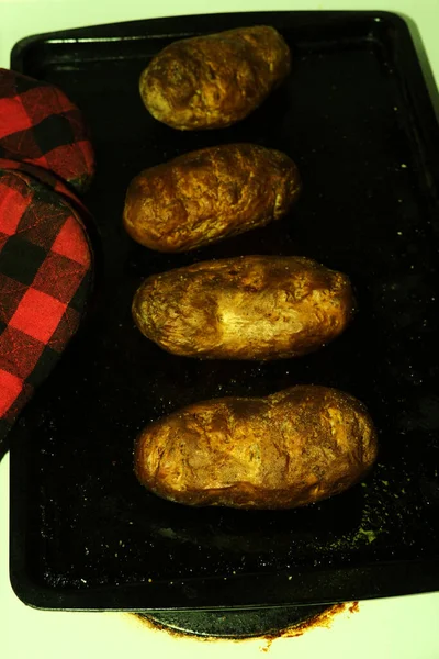 Bakad Potatis Kylning Pan Med Ugn Vantar Och Stiliserade Retrofärger — Stockfoto