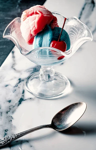 Красно Синие Шарики Мороженого Украшенные Вишней Мараскино Подаются Черно Белом — стоковое фото