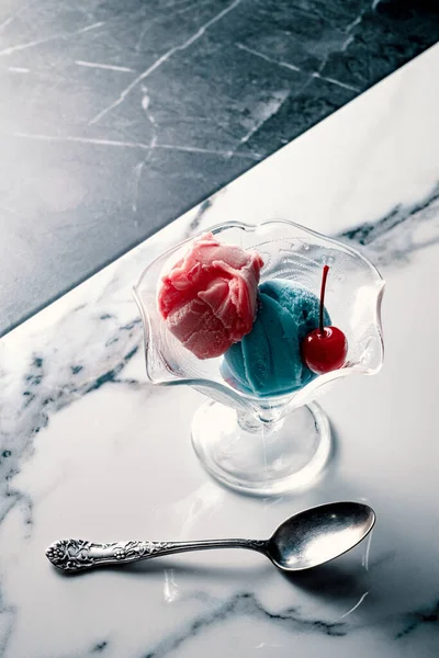 Κόκκινες Και Μπλε Μπάλες Παγωτό Γαρνιρισμένο Κεράσι Μαρασκίνο Σερβιρισμένο Μαύρο — Φωτογραφία Αρχείου