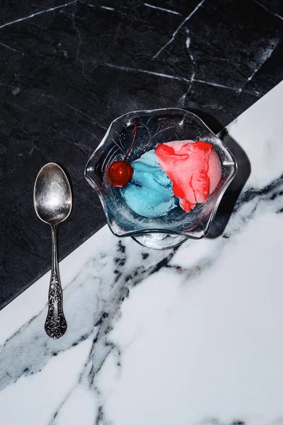 Красно Синие Шарики Мороженого Украшенные Вишней Мараскино Подаются Черно Белом — стоковое фото
