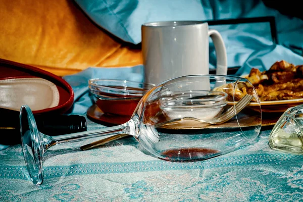 野生の夜の後のベッドの空腹の朝食赤ワインを飲む — ストック写真