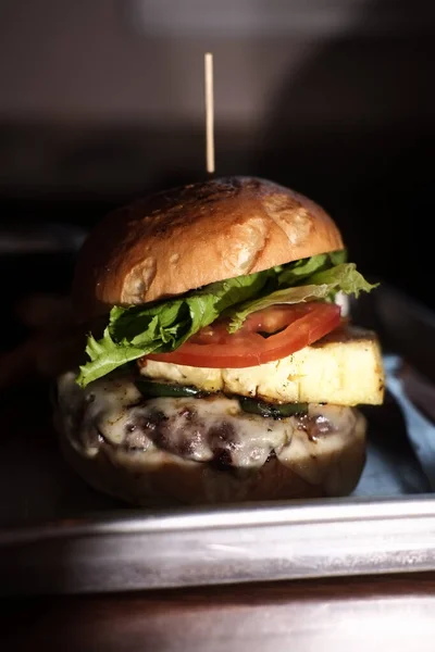 Hamburguesa Queso Piña Con Papas Fritas Ensalada Col Pepinillo —  Fotos de Stock