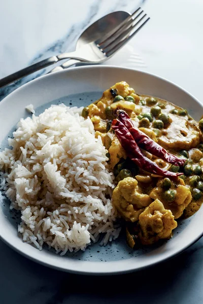 Authentic Indian Cauliflower Gobi Korma Curry Green Peas Jasmine Rice — Stock Photo, Image