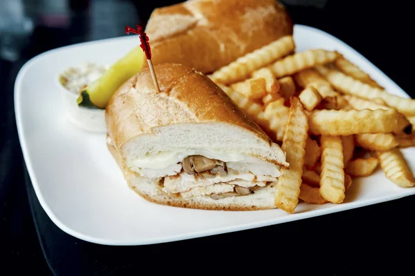 Gegrilltes Chicken Philly Käsesteak Mit Geschmolzenen Champignons Und Pommes Frites — Stockfoto