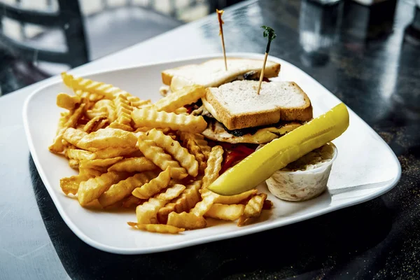 Gegrilltes Hühnermozzarella Käse Sandwich Mit Gerösteten Paprika Und Portobello Pilzen — Stockfoto