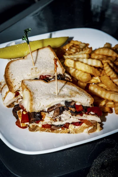 Gegrilltes Hühnermozzarella Käse Sandwich Mit Gerösteten Paprika Und Portobello Pilzen — Stockfoto