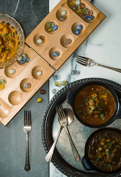 Hrát Mancala Deskové Hry Při Jídle Indické Jídlo Včetně Kuřecí — Stock fotografie