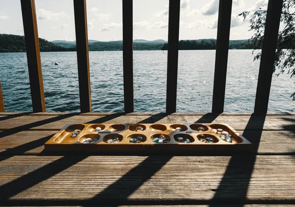 Tradiční Mancala Desková Hra Skleněnými Kousky Jezerní Krajiny Pozadí — Stock fotografie