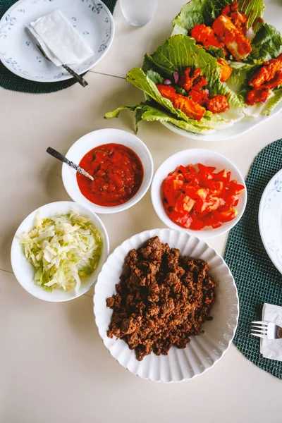 Bezglutenowe Kanapki Tofu Sałatą Tempeh Dodatkami Stole Obiadowym — Zdjęcie stockowe