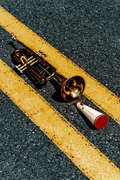Letni Instrument Jazzowy Trąbka Leżąca Środku Ulicy Miasta — Zdjęcie stockowe