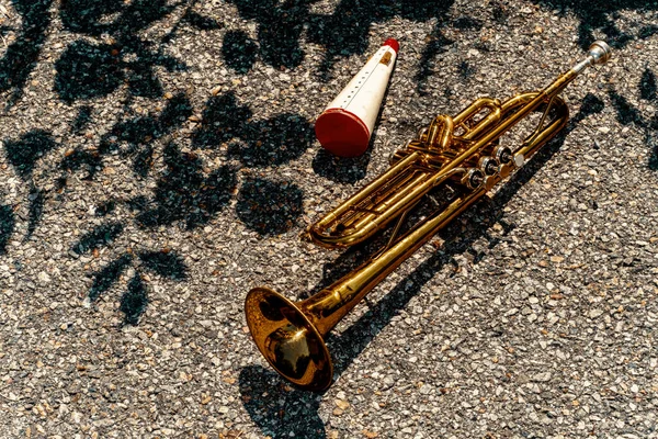 市内の舗装に敷設夏のジャズ楽器トランペット — ストック写真