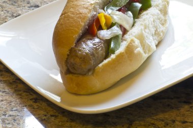 Sucuk soğan ve biber üzerine bir topuz