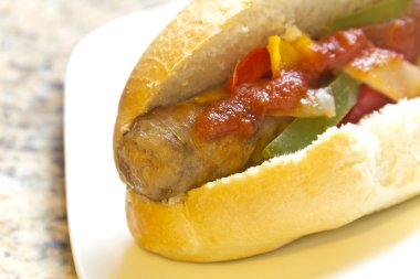 Sucuk soğan ve biber üzerine bir topuz