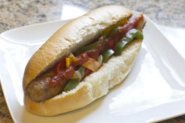 Sucuk soğan ve biber üzerine bir topuz