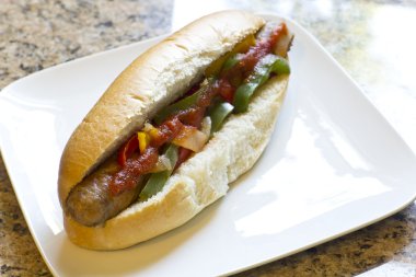 Sucuk soğan ve biber üzerine bir topuz