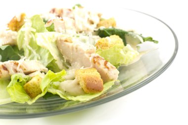 tavuklu Sezar salata üzerine beyaz izole