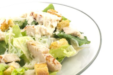 tavuklu Sezar salata üzerine beyaz izole