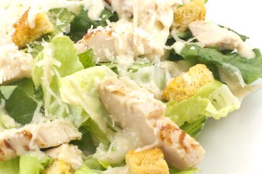 tavuklu Sezar salata üzerine beyaz izole