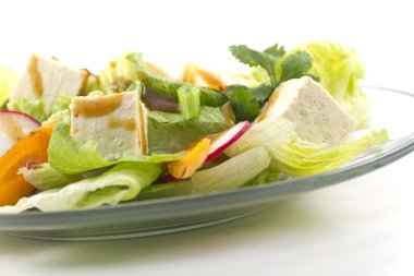 Susam sos ile tofu salatası 
