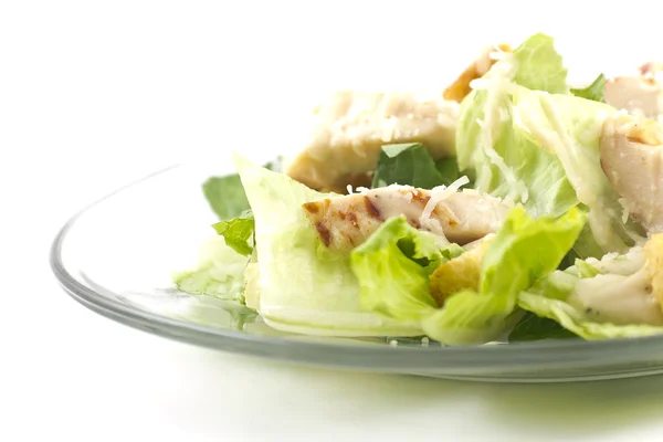 Frango Caesar Salada Isolado em Branco — Fotografia de Stock