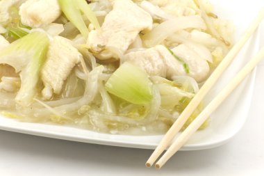 tavuk ve soya chow mein