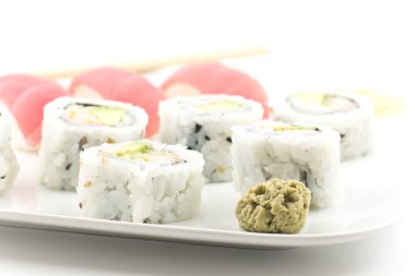 ton balıklı sushi california roll