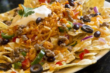 nachos pirinç ve ekşi krema ile