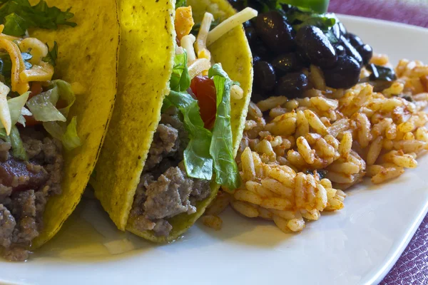 Tacos mexicanos com arroz e feijão — Fotografia de Stock