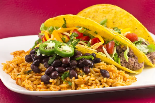 Tacos mexicanos com arroz e feijão — Fotografia de Stock